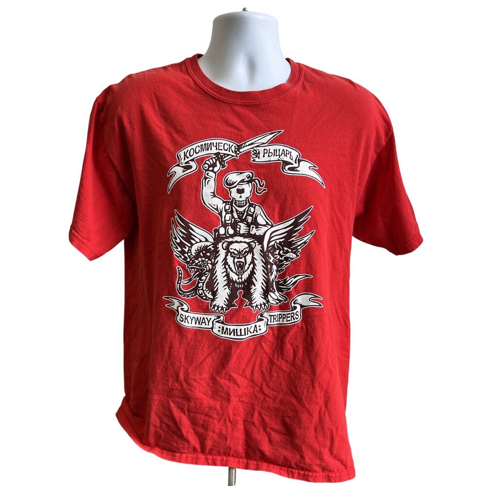 🧿 Mishka Unisex L Red Graphic Tee Skyway Trippers Cyrillic Y2K Skate Streetwear